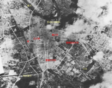 岩瀬さんが探し出した空襲直後に撮られた豊橋市の市街地の写真(米軍撮影:拡大)。焼失した部分が白っぽくなっている。