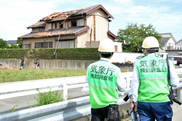 屋根が飛ばされた家の被害状況を確認する名古屋地方気象台の調査官ら=豊橋市前芝町で