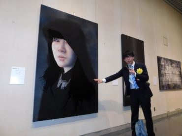 大賞作品「かさねがさね」について説明する財田さん=豊橋市美術博物館で