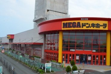 今秋のオープンに向け、工事が進められている「MEGAドン.キホーテ豊橋店」=豊橋市藤沢町で