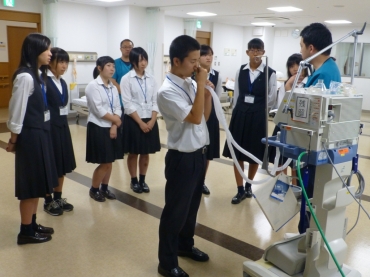 臨床工学技士の現場で体験する生徒たち=豊橋市民病院で(同病院提供)