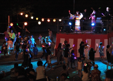 盆ダンスを踊る参加者ら=新城文化会館はなのき広場で