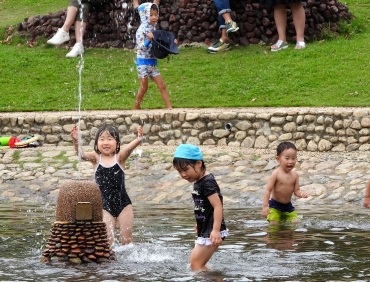 噴水がある水の広場で遊ぶ子どもたち=赤塚山公園で