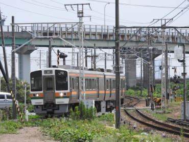 JRと名鉄の共用区間を走る飯田線。右側が名鉄の線路=豊川市の平井信号場付近で