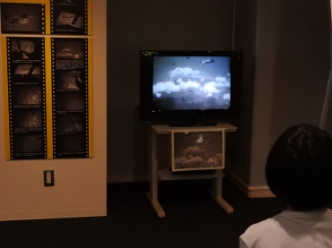 米軍による豊川海軍工廠の空襲の様子を記録した映像=桜ヶ丘ミュージアムで
