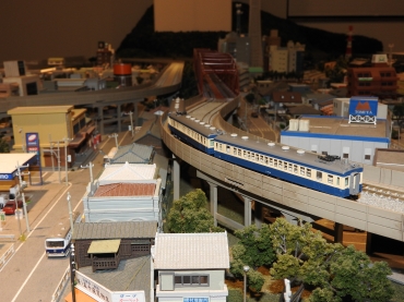 都心のジオラマを走る飯田線・クモハ42+クハユニ56の模型=ミニチュアワールドカフェで