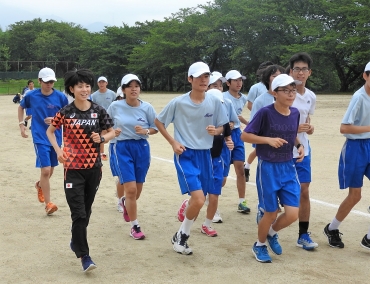 陸上部員らと走る鈴木さん(左から2人目)=豊川特別支援学校本宮校舎で
