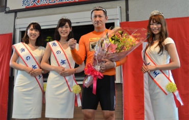 優勝し、表彰式でミスみなと3女王に囲まれる金子選手=豊橋競輪場で