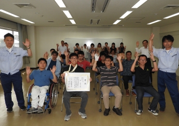 障害者で初めて入賞した篠さん(左から3人目)を祝福する訓練生や指導員=愛知障害者職業能力開発校で