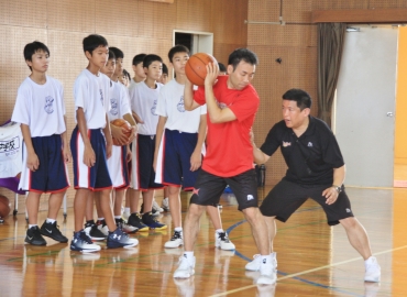 実技指導する荻野コーチと大口選手=新城市立千郷中学校で
