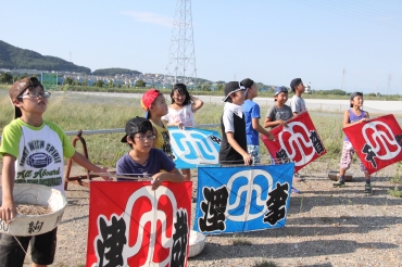 夏休みの凧揚げ特訓に臨む児童たち=田原市内の中央公園で