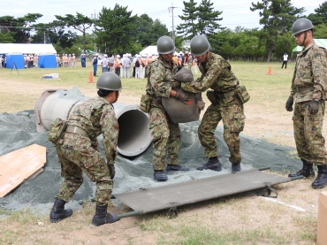 土砂災害を想定した救出訓練に臨む自衛隊員ら=豊川駐屯地訓練場で