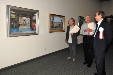 山脇市長㊨らに作品を説明する岩原さん(右から2人目)=桜ヶ丘ミュージアムで