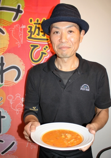 「スープdeみかわ」の一つとして提供するクラムチャウダー=蒲郡市竹島町で