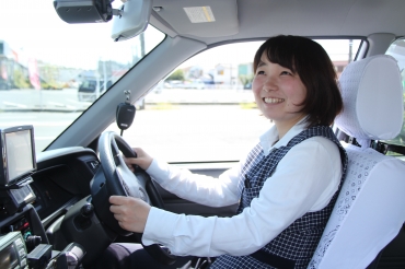 渥美交通の過去最年少新人女子タクシードライバーになった伽奈さん=田原市内で
