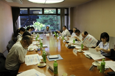 先月行われた「豊川市における市民生活に関する検討委員会」の第1回検討会議(豊川商議所提供)