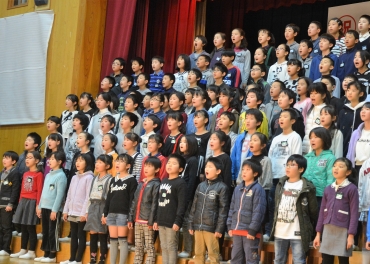 120周年を祝って合唱を披露する児童ら=豊橋の松葉小学校で