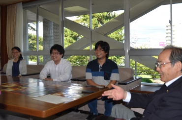 山脇市長㊨に市民劇について説明する天野さん(右から2人目)ら=豊川市役所で