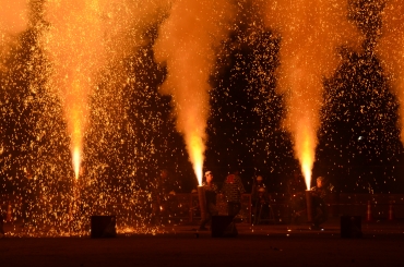 豪快な火柱を噴き上げ、初秋の夜空を焦がした手筒花火=豊橋球場で