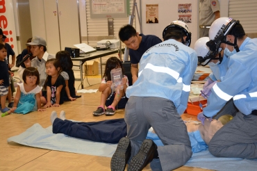子どもたちも参加し行われた救急活動デモンストレーション=イオン豊橋南店で