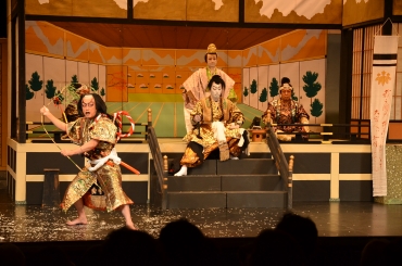 上演する浦川歌舞伎保存会=穂の国とよはし芸術劇場で