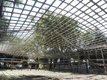 竹を格子状に組んで完成した小屋掛けの屋根=杉森八幡社で