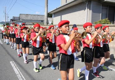 マーチング演奏で交通安全を訴える音楽部の児童ら=高松小学校近くで