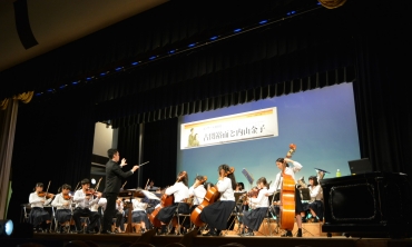 古関さんが作った名曲を演奏する豊橋東高校の吹奏楽部と弦楽部=豊橋市公会堂で