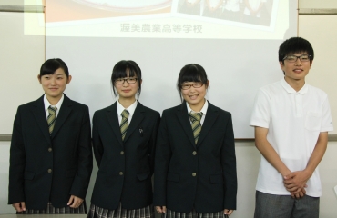 コンテストに出場する河合さん、近藤さん、冨田部長、堀口さん(左から)=渥美農業高校で