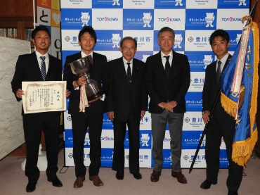 山脇市長㊥に優勝を報告した大沢監督(右から2人目)と選手ら=豊川市役所で
