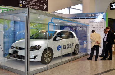 披露された「EVER」の模型と「e―Golf」㊤=豊橋駅東西自由連絡通路で