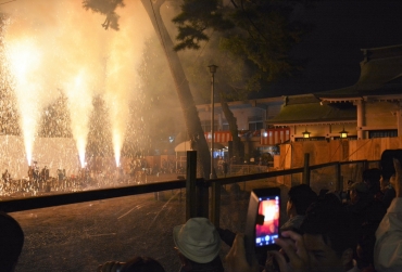 大勢の観客を前に空高く火柱をあげる手筒花火=羽田八幡宮で