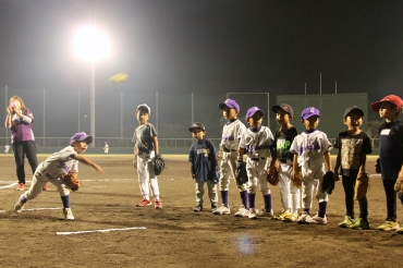 ストラックアウトに挑戦する小学生と年長園児ら=田原市の滝頭公園野球場で