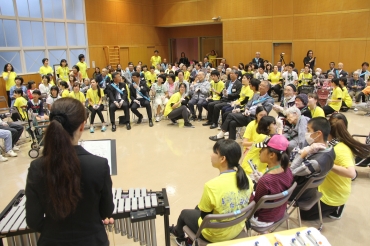 会場の約70人によるトーンチャイムの合奏=立田原福祉専門学校で