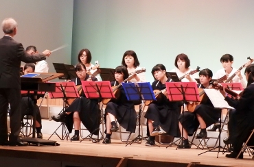 合同演奏するギターマンドリンアンサンブル白桔梗と宝陵高ギターマンドリン部=豊川市文化会館で