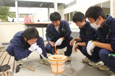七輪で炭を起こす生徒ら=福江高校で