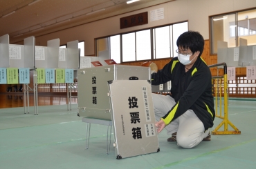 22日の投票に向け、準備が進められた投票所=豊橋市立吉田方中学校で