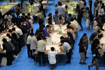 「投じた1票の行方は」。投票後に進められた開票作業=豊橋市総合体育館で