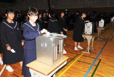 本物の投票箱も使い、模擬投票に臨む生徒たち=御津中で