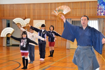 能楽師の指導で仕舞の稽古を体験する児童たち=新川小学校で