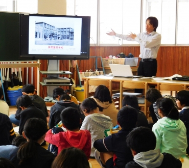 豊橋空襲を中心に松山校区の歴史を説明する岩瀬さん=松山小学校で