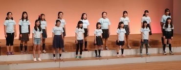 「夕方のお母さん」などを熱唱する桜木小の児童ら=豊川市文化会館で