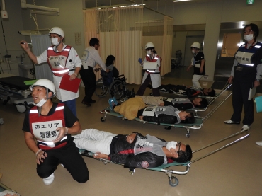 救急外来で本番さながらに訓練に取り組む職員ら=豊川市民病院で