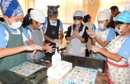 豊川萩小で「手洗い&和菓子作り教室」