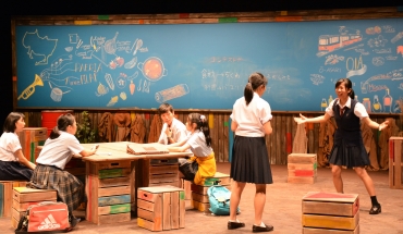 日系ブラジル人のルーツなど盛り込んだ演劇「ガンボ!」。高校生たちが本番へ向け練習に励んでいる=プラットで