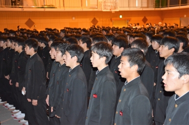 式典で校歌を歌う生徒たち=豊橋市立吉田方中学校で