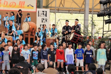 東栄小児童と志多らメンバーによる和太鼓共演=東栄ドームで
