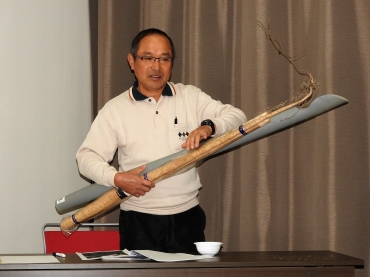 専用パイプで自然薯の栽培方法を説明する前田部会長