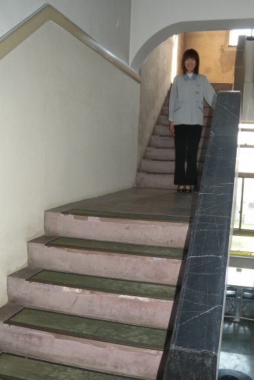黒い大理石の階段手すりが、重厚感をかもしだす社屋内