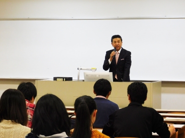 税について講演する山田署長=愛知大学豊橋キャンパスで